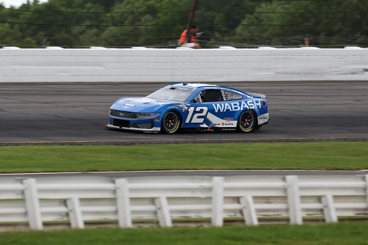 14. júna 2026; Long Pond, Pennsylvania, USA; Jazdec série NASCAR Cup Ryan Blaney (12) preteká počas The Great American Getaway 400 na Pocono Raceway. Povinný kredit: Matthew O'Haren-Imagn Images