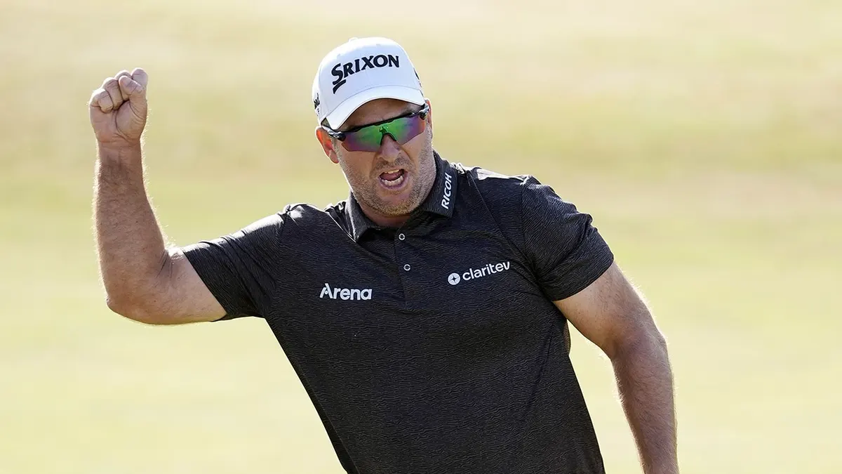 Ryan Fox oslavuje na 18. greene.