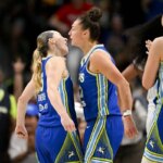 12. júla 2026; Dallas, Texas, USA; Strážkyňa Dallas Wings Paige Bueckers (5) a útočníčka Jessica Shepard (32) oslavujú počas druhého polčasu v American Airlines Center. Povinný kredit: Jerome Miron-Imagn Images