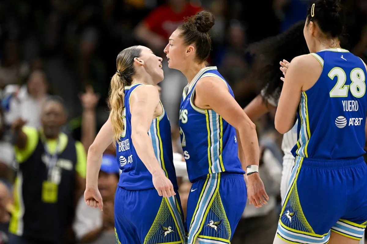 12. júla 2026; Dallas, Texas, USA; Strážkyňa Dallas Wings Paige Bueckers (5) a útočníčka Jessica Shepard (32) oslavujú počas druhého polčasu v American Airlines Center. Povinný kredit: Jerome Miron-Imagn Images