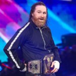 Sami Zayn vstupuje do ringu počas Monday Night RAW v Allstate Arena v Chicagu, Illinois.