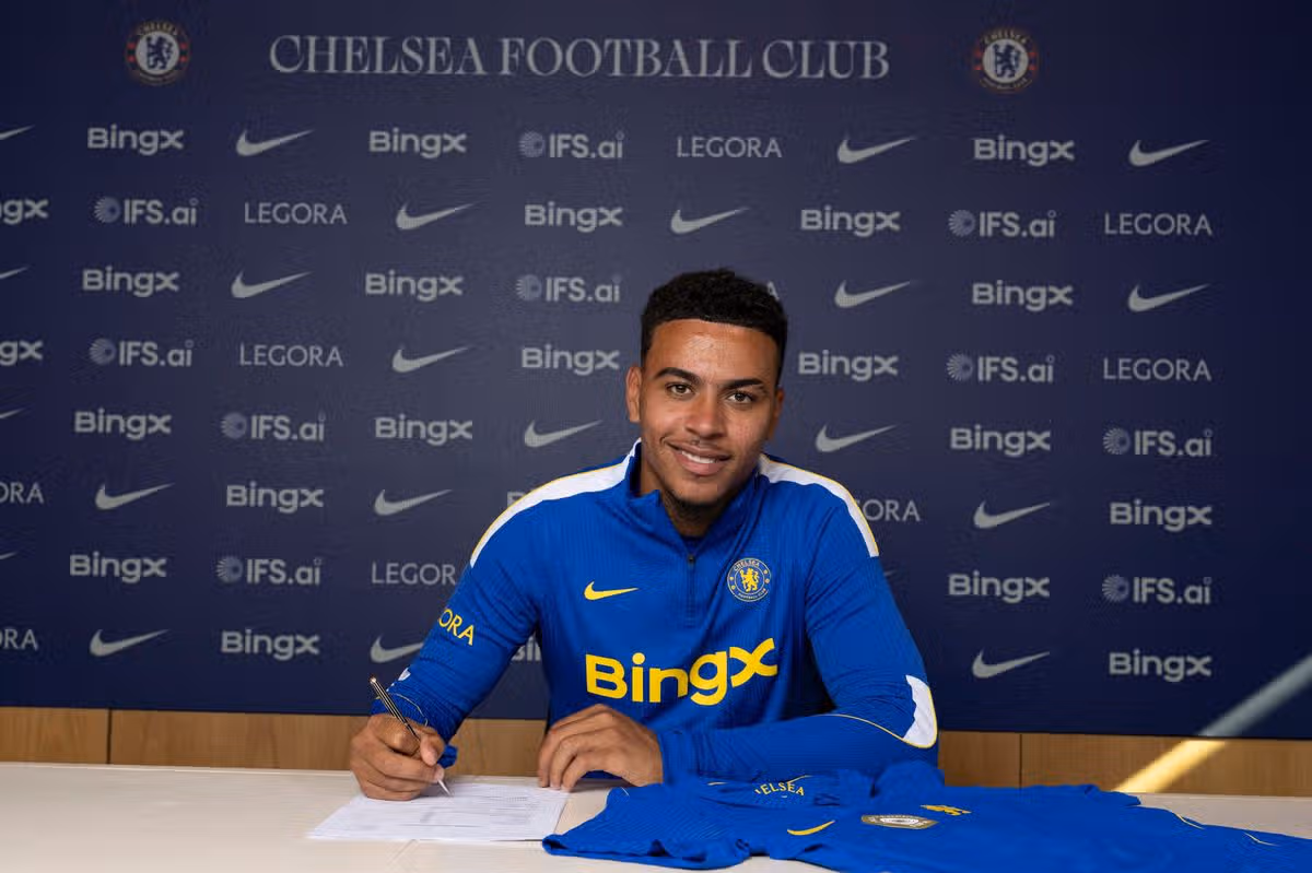 Chelsea FC odhalila novú posilu Morgana Rogersa na tréningovom ihrisku Chelsea.
