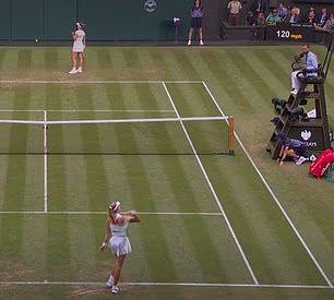Mirra Andreeva po vypadnutí z Wimbledonu hodila raketou cez kurt