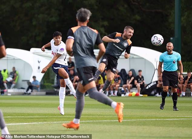 Mateus Fernandes našiel horný roh v jedinom góle debutu Spurs