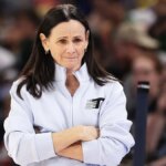 Sandy Brondello vyzerá počas prvého polčasu proti Chicago Sky v Chicagu.