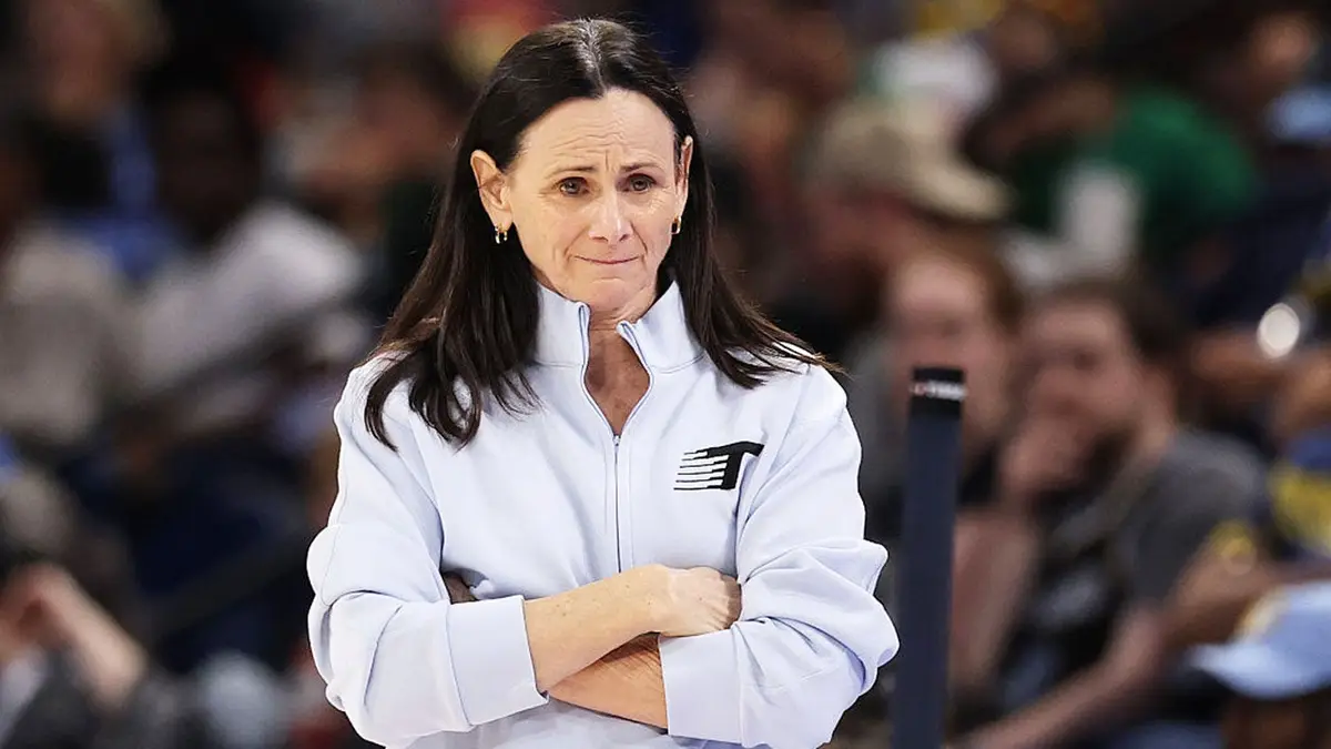 Sandy Brondello vyzerá počas prvého polčasu proti Chicago Sky v Chicagu.