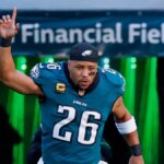 Saquon Barkley #26 nastupuje na ihrisko pred zápasom play-off NFC Wild Card.