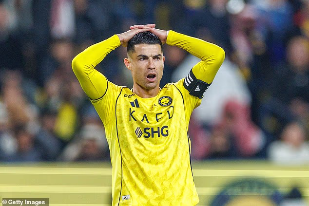 Ronaldo vstúpil do štrajku na začiatku roka kvôli tomu, čo považoval za nedostatok investícií do klubu, napriek tomu, že zarábal 488 000 libier denne.