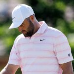 Scottie Scheffler stojí počas hry na Genesis Scottish Open v North Berwick v Škótsku.