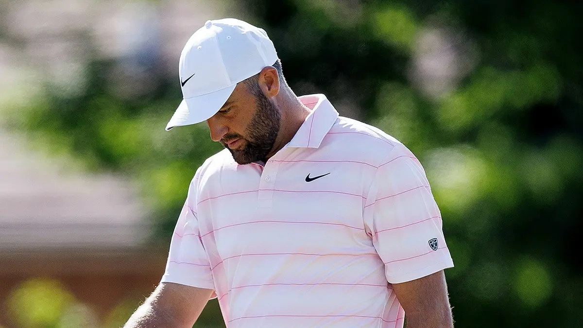 Scottie Scheffler stojí počas hry na Genesis Scottish Open v North Berwick v Škótsku.