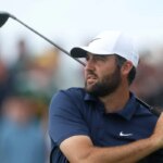 20. júla 2025; Portrush, IRL; Scottie Scheffler odpaluje na desiatej jamke počas posledného kola golfového turnaja The 153rd Open Championship v Royal Portrush. Povinný kredit: Mike Frey-Imagn Images