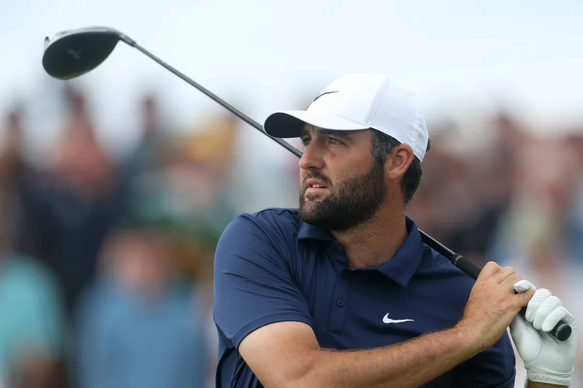 20. júla 2025; Portrush, IRL; Scottie Scheffler odpaluje na desiatej jamke počas posledného kola golfového turnaja The 153rd Open Championship v Royal Portrush. Povinný kredit: Mike Frey-Imagn Images