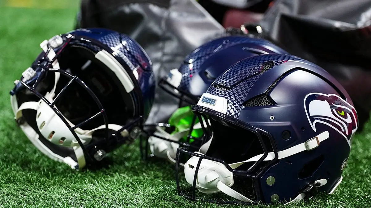 Prilby Seattle Seahawks odpočívajú pred futbalovým zápasom NFL v Atlante.