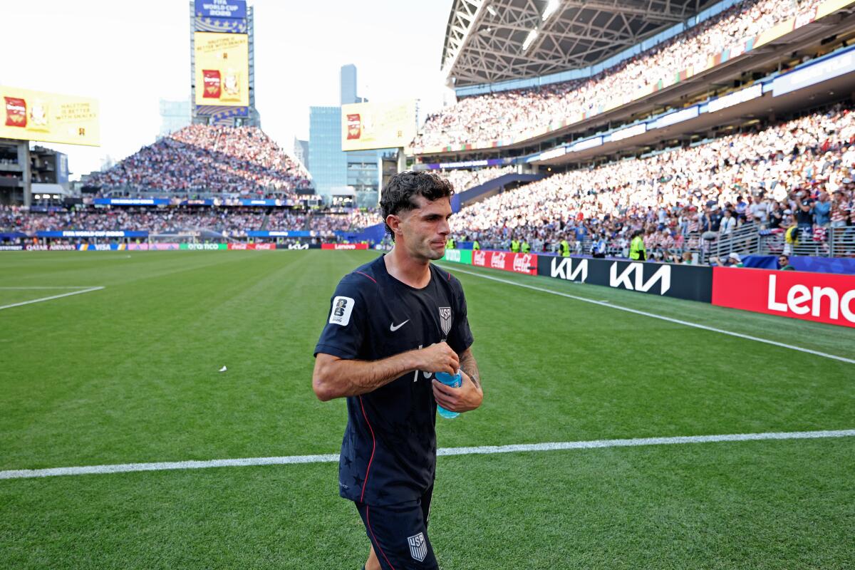 Americký útočník Christian Pulisic smeruje do šatne v polčase počas prehry s Belgickom.