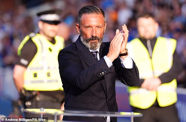Derek McInnes tlieska domácim fanúšikom po tom, ako sa Ibrox poklonil proti Saint-Etienne
