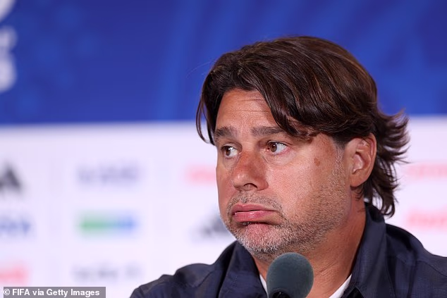 Mauricio Pochettino si povzdychne, keď sa prihovára médiám po brutálnej prehre svojho tímu na majstrovstvách sveta 4:1
