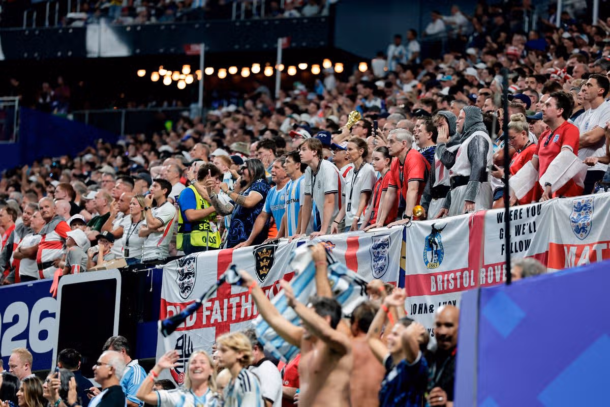 Fanúšikovia Anglicka v semifinálovom súboji proti Argentíne