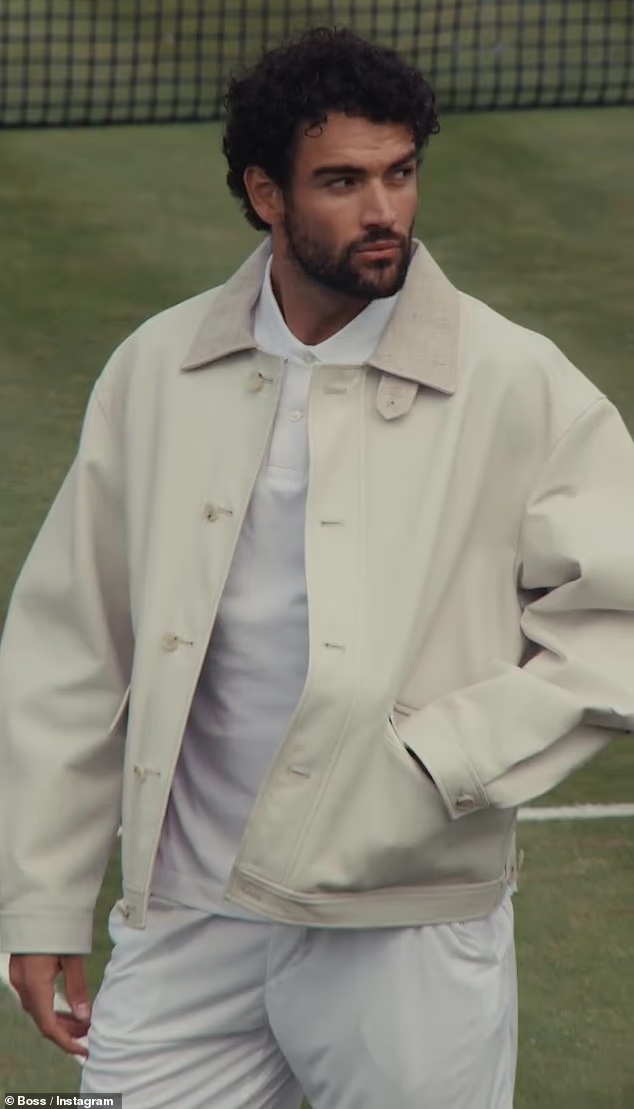 Talianska tenisová hviezda Matteo Berrettini zverejnil na Instagrame propagačné obrázky outfitu Huga Bossa s elegantnou béžovou bundou, ktorý márne dúfal, že si oblečie na Wimbledon.