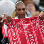 Wimbledonský comeback Sereny Williamsovej sa skončil po tom, čo americká legenda v sobotu odstúpila zo štvorhry pre zranenie kolena.