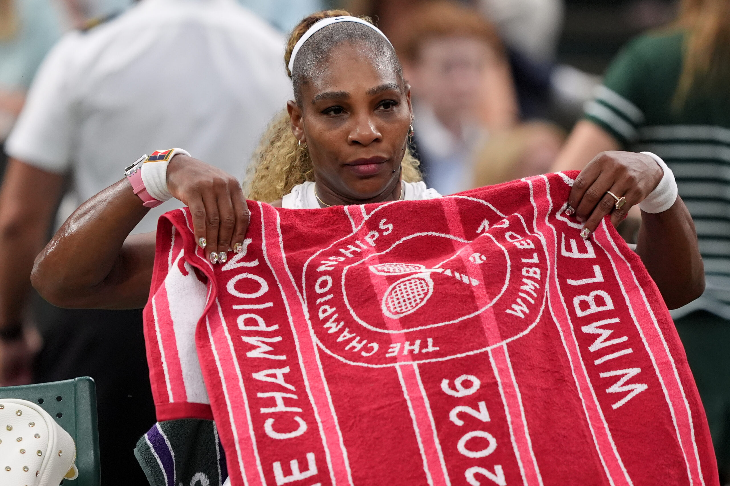 Wimbledonský comeback Sereny Williamsovej sa skončil po tom, čo americká legenda v sobotu odstúpila zo štvorhry pre zranenie kolena.