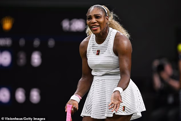 Serena Williamsová (na snímke) rozdelila tenisový svet po tom, ako sa po svojom comebacku vo Wimbledone prepadla v prvom kole dvojhry.