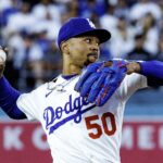 Šesťnásobný víťaz zlatých rukavíc Mookie Betts zakladá spoločnosť na výrobu bejzbalových rukavíc