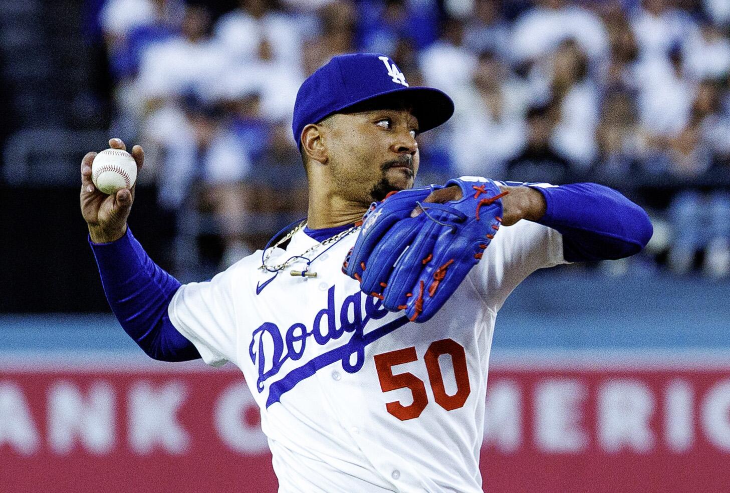 Šesťnásobný víťaz zlatých rukavíc Mookie Betts zakladá spoločnosť na výrobu bejzbalových rukavíc