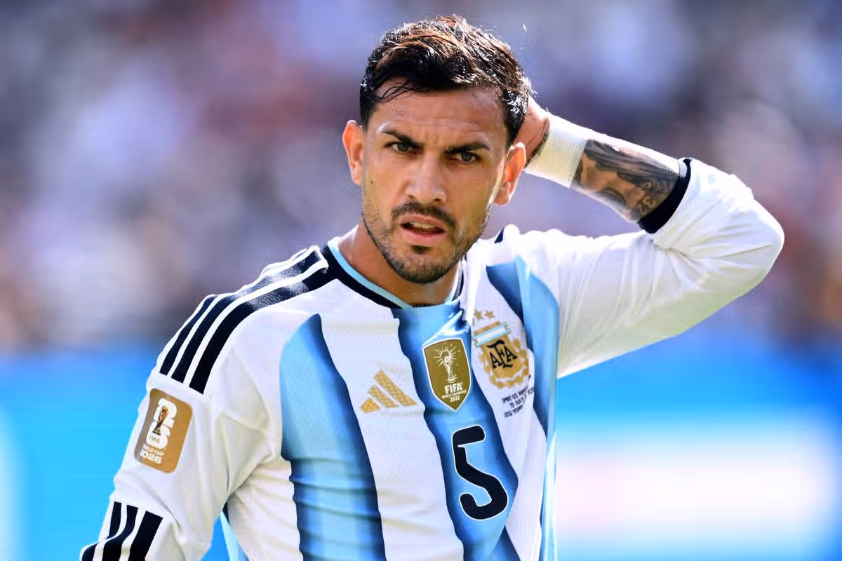EAST RUTHERFORD, NEW JERSEY - 19. júla: Leandro Paredes z Argentíny gestikuluje počas finálového zápasu majstrovstiev sveta vo futbale 2026 medzi Španielskom a Argentínou na štadióne New York New Jersey 19. júla 2026 v East Rutherford, New Jersey. (Foto od Image Photo Agency/Getty Images)