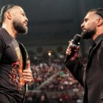 Roman Reigns a Seth Rollins hovoria v ringu počas Monday Night RAW v Boardwalk Hall Arena.