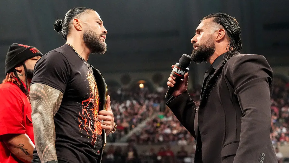 Roman Reigns a Seth Rollins hovoria v ringu počas Monday Night RAW v Boardwalk Hall Arena.