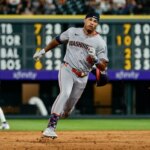 20. júla 2026; Denver, Colorado, USA; Hráč ľavého poľa Washington Nationals Daylen Lile (4) sa umiestnil na treťom mieste na trojke RBI v deviatej smene proti Colorado Rockies na Coors Field. Povinný kredit: Isaiah J. Downing-Imagn Images