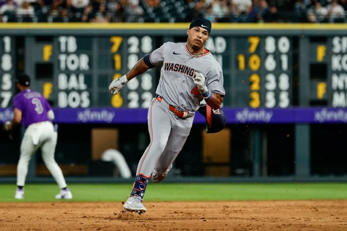 20. júla 2026; Denver, Colorado, USA; Hráč ľavého poľa Washington Nationals Daylen Lile (4) sa umiestnil na treťom mieste na trojke RBI v deviatej smene proti Colorado Rockies na Coors Field. Povinný kredit: Isaiah J. Downing-Imagn Images
