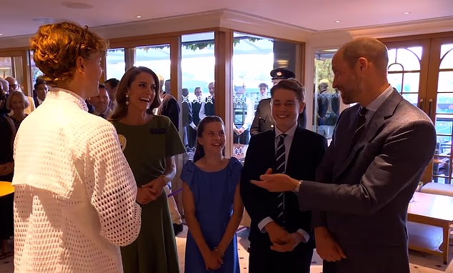 Princezná Catherine, princ William, princezná Charlotte a princ George pozdravujú Jannika Sinnera po víťazstve vo Wimbledone