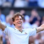 Jannik Sinner reaguje po tom, čo vo finále Wimbledonu porazil Alexandra Zvereva.