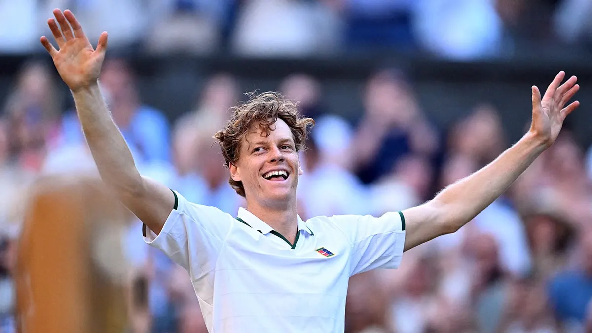 Jannik Sinner reaguje po tom, čo vo finále Wimbledonu porazil Alexandra Zvereva.