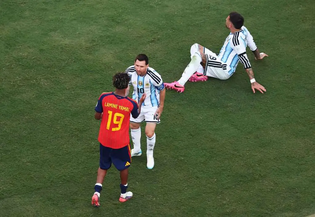 Sledujte: Moment, keď Lionel Messi odovzdal futbalovú štafetu Lamine Yamalovi po finále majstrovstiev sveta