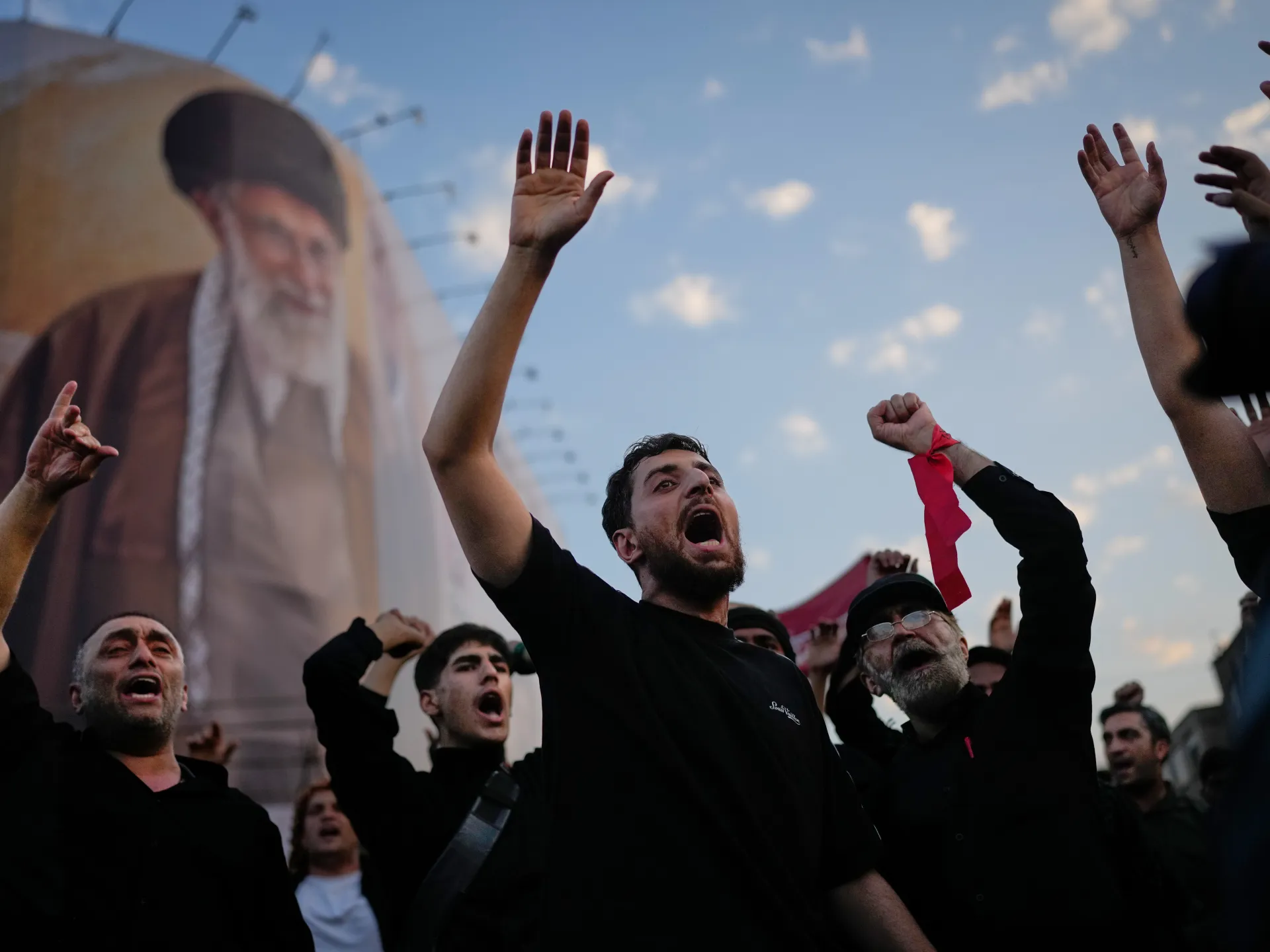 Smútočný sprievod za zabitého iránskeho najvyššieho vodcu Alího Chameneího prebieha | Americko-izraelská vojna proti Iran News