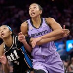26. júna 2026; San Francisco, Kalifornia, USA; Útočník Atlanta Dream Angel Reese (5) súperí o odskok proti centru Golden State Valkyries Kiah Stokes (41) počas štvrtého štvrťroka v Chase Center. Povinný kredit: Robert Edwards-Imagn Images