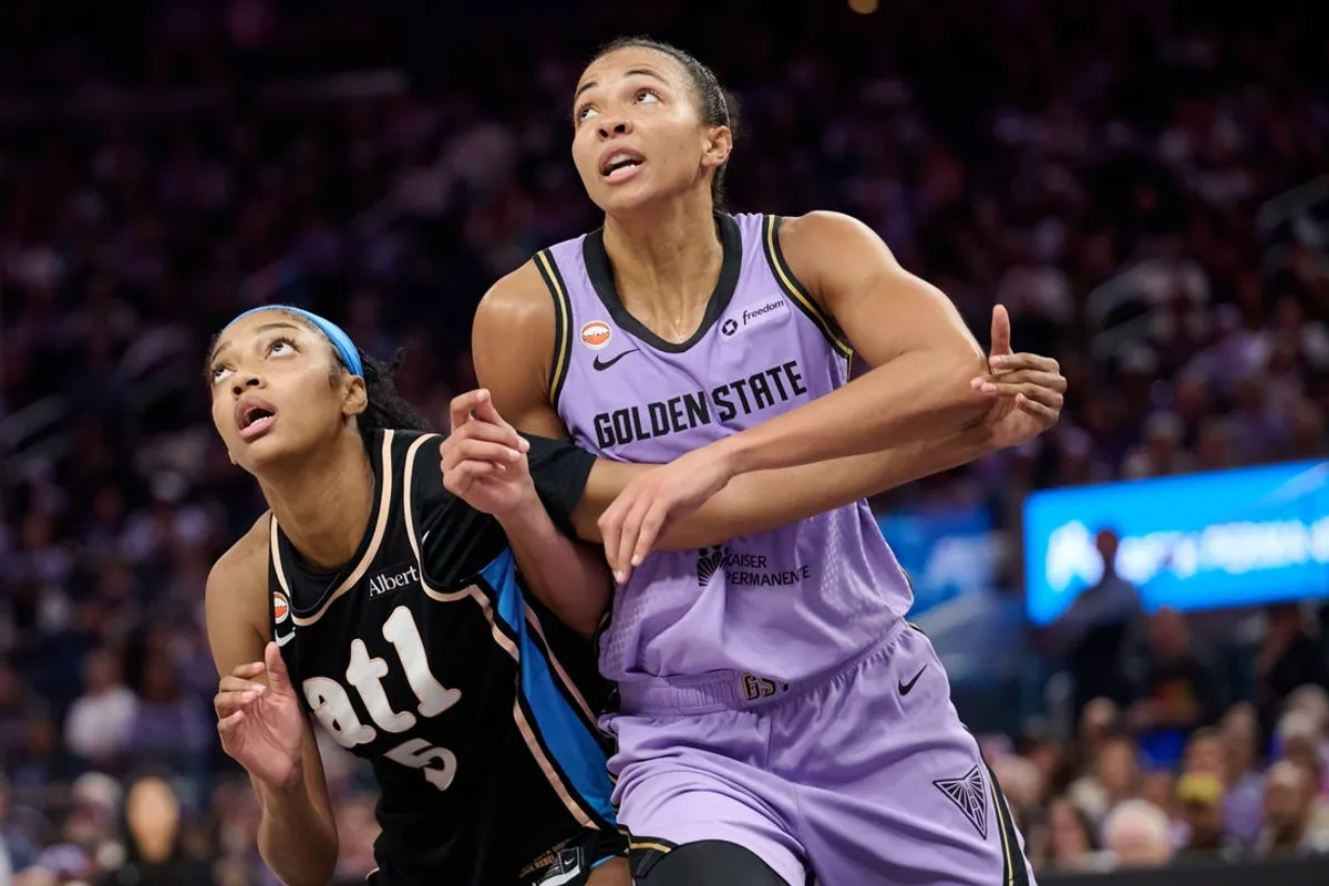 26. júna 2026; San Francisco, Kalifornia, USA; Útočník Atlanta Dream Angel Reese (5) súperí o odskok proti centru Golden State Valkyries Kiah Stokes (41) počas štvrtého štvrťroka v Chase Center. Povinný kredit: Robert Edwards-Imagn Images