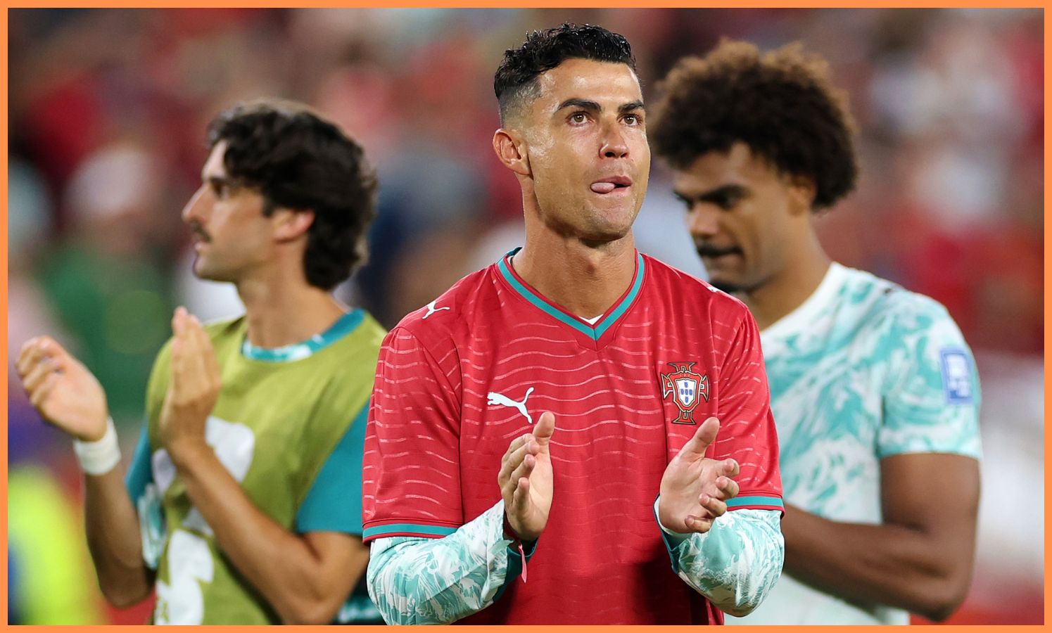 Cristiano Ronaldo tlieska fanúšikom Portugalska