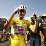 Tadej Pogacar oslavuje víťazstvo v 10. etape Tour de France 14. júla 2026.