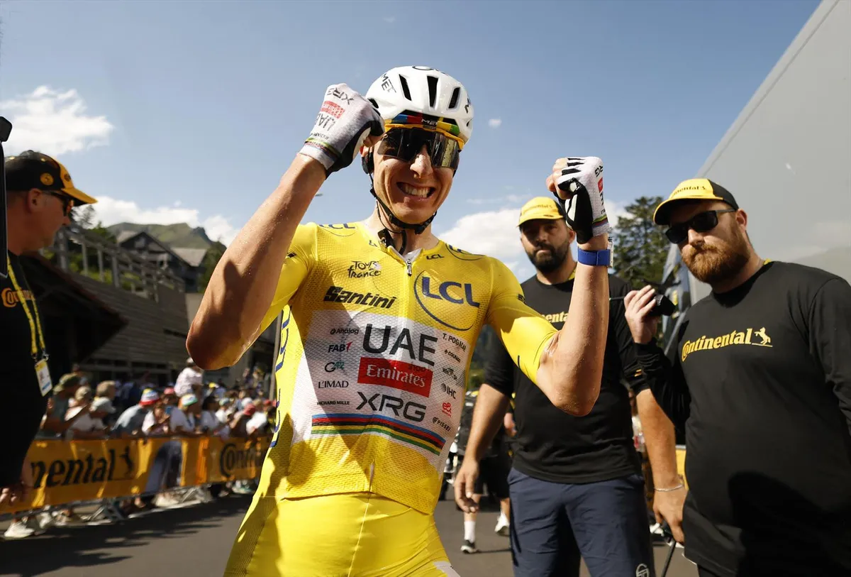 Tadej Pogacar oslavuje víťazstvo v 10. etape Tour de France 14. júla 2026.