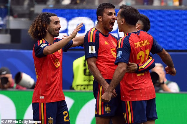 Španielski hráči Marc Cucurella a Rodri oslavujú s strelcom Mikelom Oyarzabalom