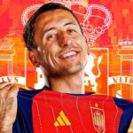 Mikel Oyarzabal sa usmieva v drese španielskeho národného tímu so žiarivým pozadím.