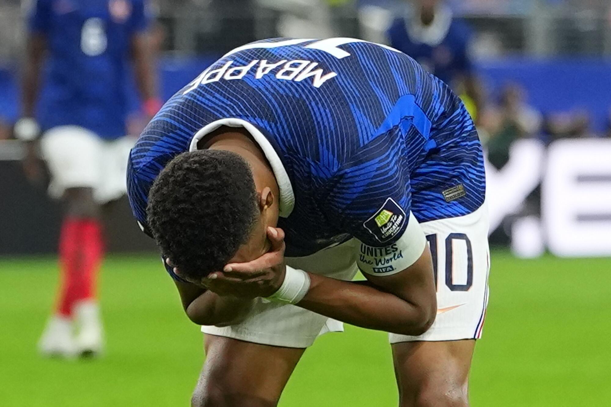 Francúz Kylian Mbappé reaguje po utorkovej prehre so Španielskom počas semifinále majstrovstiev sveta v Arlingtone v Texase.