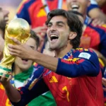 Ferran Torres oslavuje so spoluhráčmi, drží trofej Svetového pohára.
