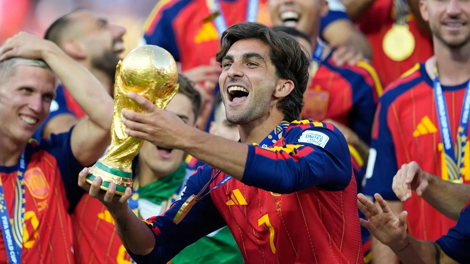 Ferran Torres oslavuje so spoluhráčmi, drží trofej Svetového pohára.