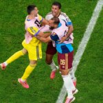 Borja Iglesias oslavuje s Rodrim po futbalovom zápase.
