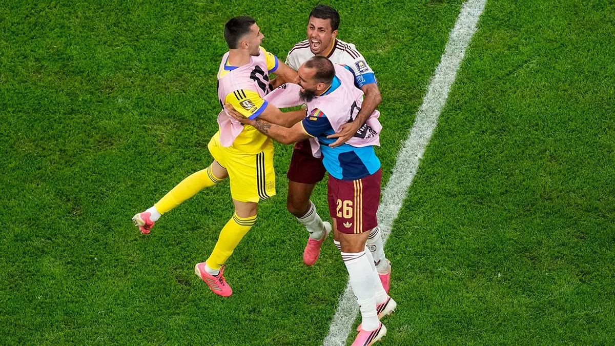 Borja Iglesias oslavuje s Rodrim po futbalovom zápase.