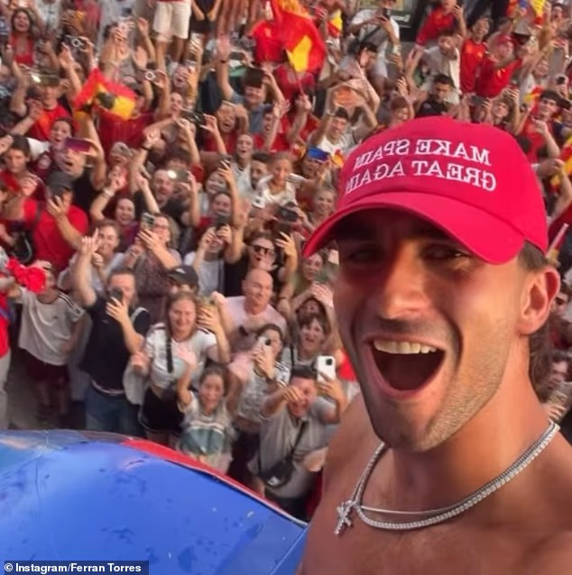 Ferran Torres mal na hlave šiltovku 'Make Spain Great Again', keď oslavoval ich triumf vo Svetovom pohári